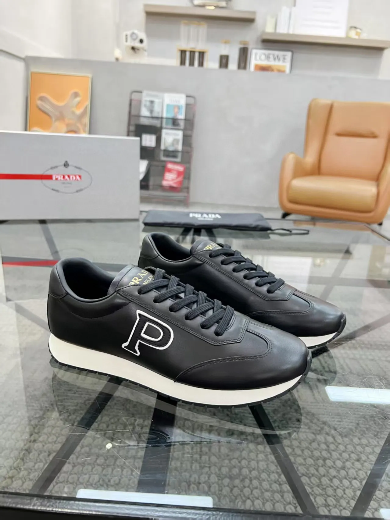 Factory price: 400💰Prada new men's leather sports shoes, the highest version on the market, any comparison is welcome🆚! The original leather has excellent texture and is super high-end! Fetal sheep net lining imported from Italy, removable pad! Luxurious materials and fine workmanship, highly recommended! Code number: 38-44, customized 45